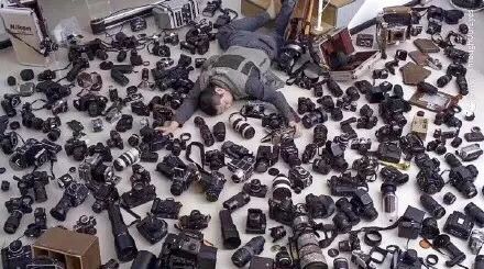 富婆炫耀自己的名牌包包,富婆炫富包包