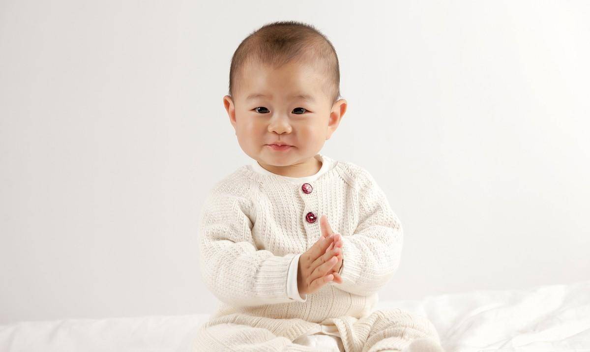 孩子脊椎发展有规律，不要长时间抱着孩子，影响他脊椎发展