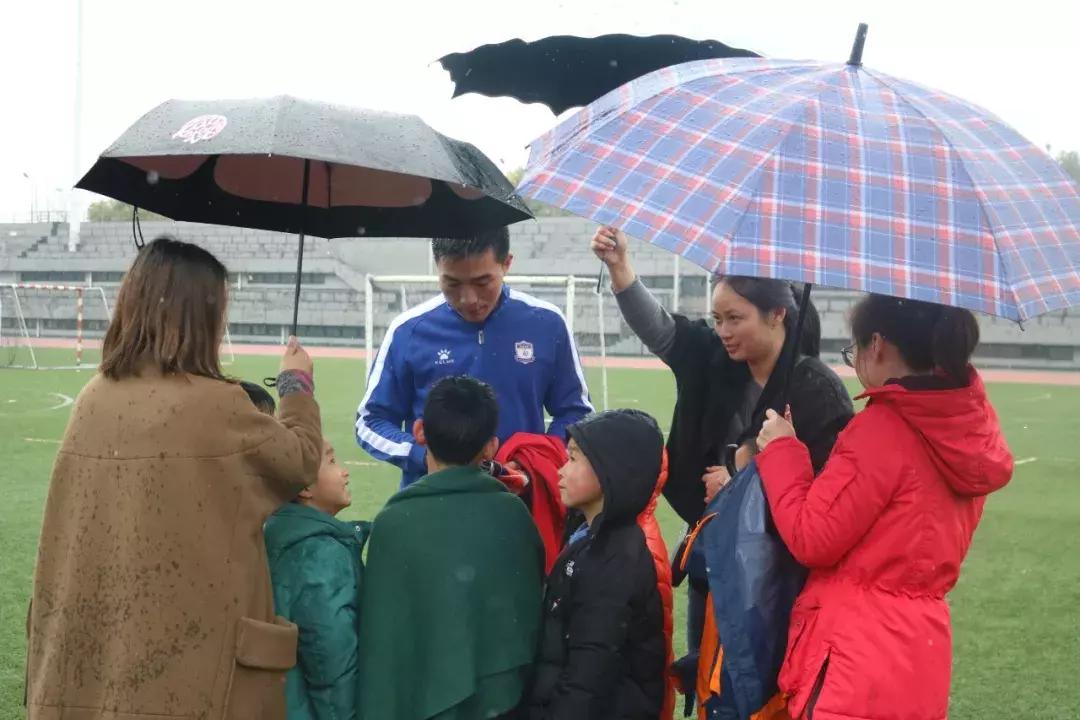 秋冬踢球穿搭,冬天踢球如何搭配衣服