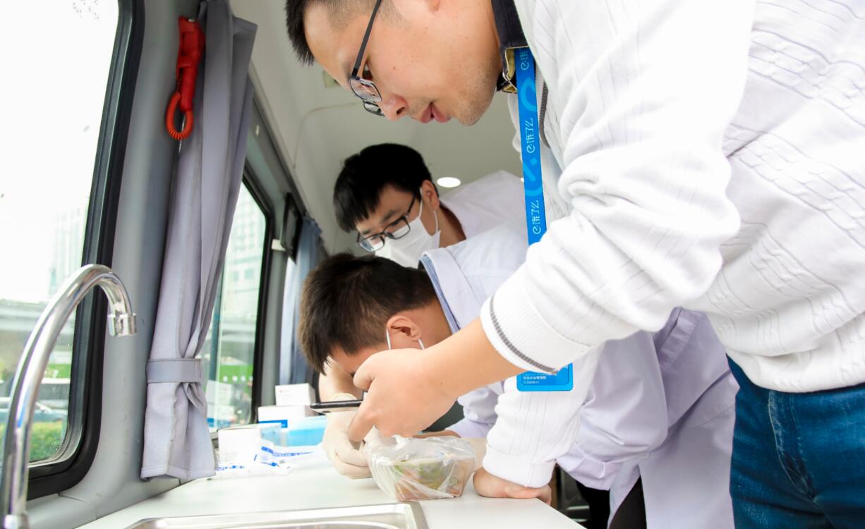 为外卖餐盒系上安全带饿了么已向武汉免费投放食安封签超250万张