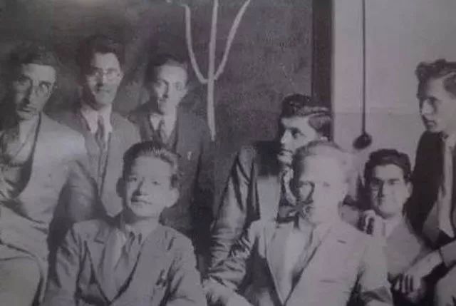 玻尔和爱因斯坦论战合照,物理学家玻尔与爱因斯坦