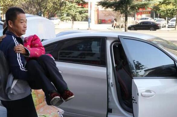 河南街头持刀男子被击毙,河南一男子拿菜刀当街砍人