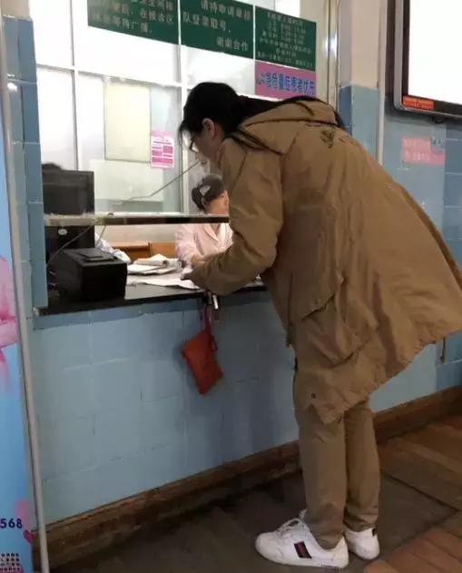 医院窗口低孕妇跪地就诊,医院孕妇挺着大肚子