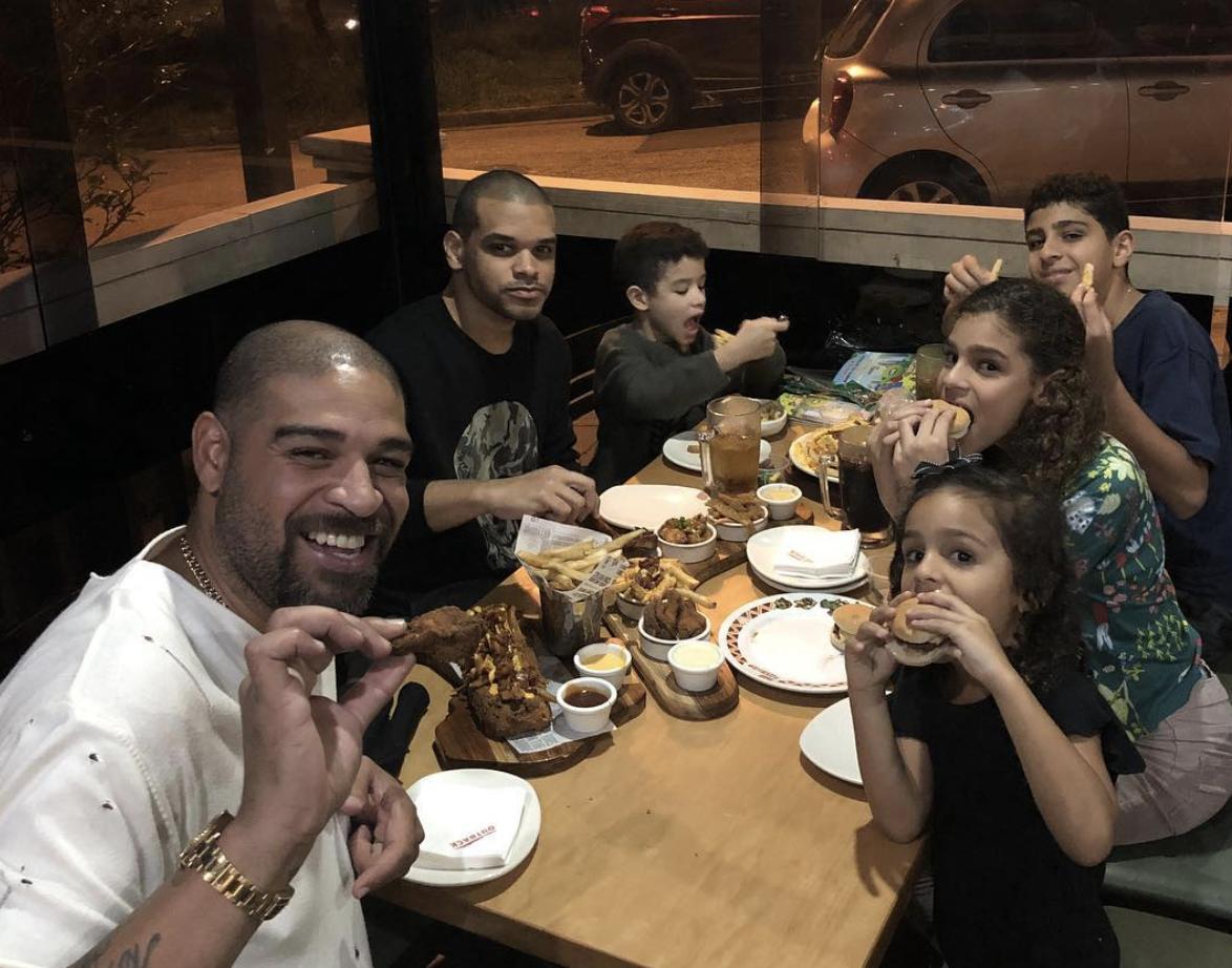 他曾是媲美大罗的天才,因父亲去世而堕落,只有36岁,却像50岁