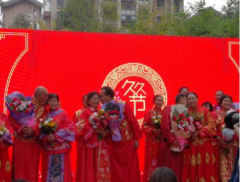 为金婚夫妇“补办”婚礼新希望·鼎晟物业首届“久久节”落幕