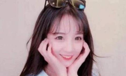 网红莉哥戏唱*歌国**遭封杀，同样的事件，李咏的行为却获网友点赞