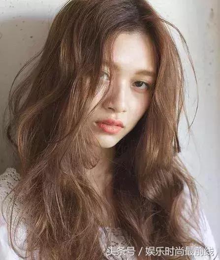 今年最流行的黄皮显白的染发颜色,黄皮显白发色hellobubble