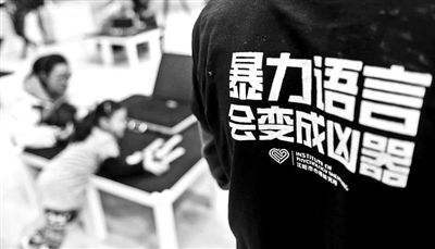 李咏去世前的感人事迹,李咏为啥在美国举行葬礼