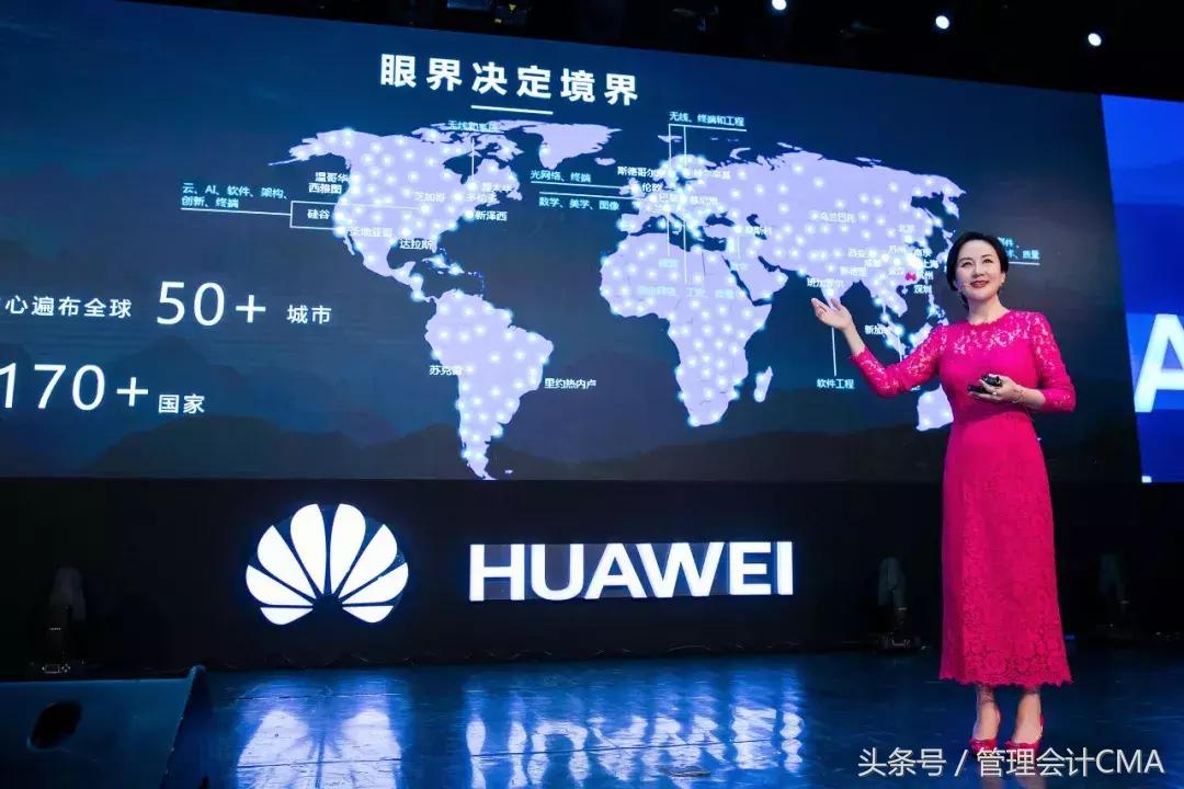 老外来到中国为了买华为手机,华为智能手机在国外供购