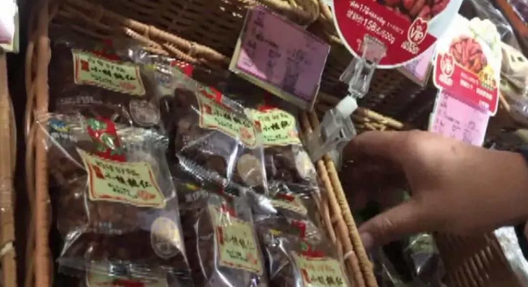 你常吃的连锁品牌“来伊份”吃出它们！“脏兮兮的，还很粘手……”