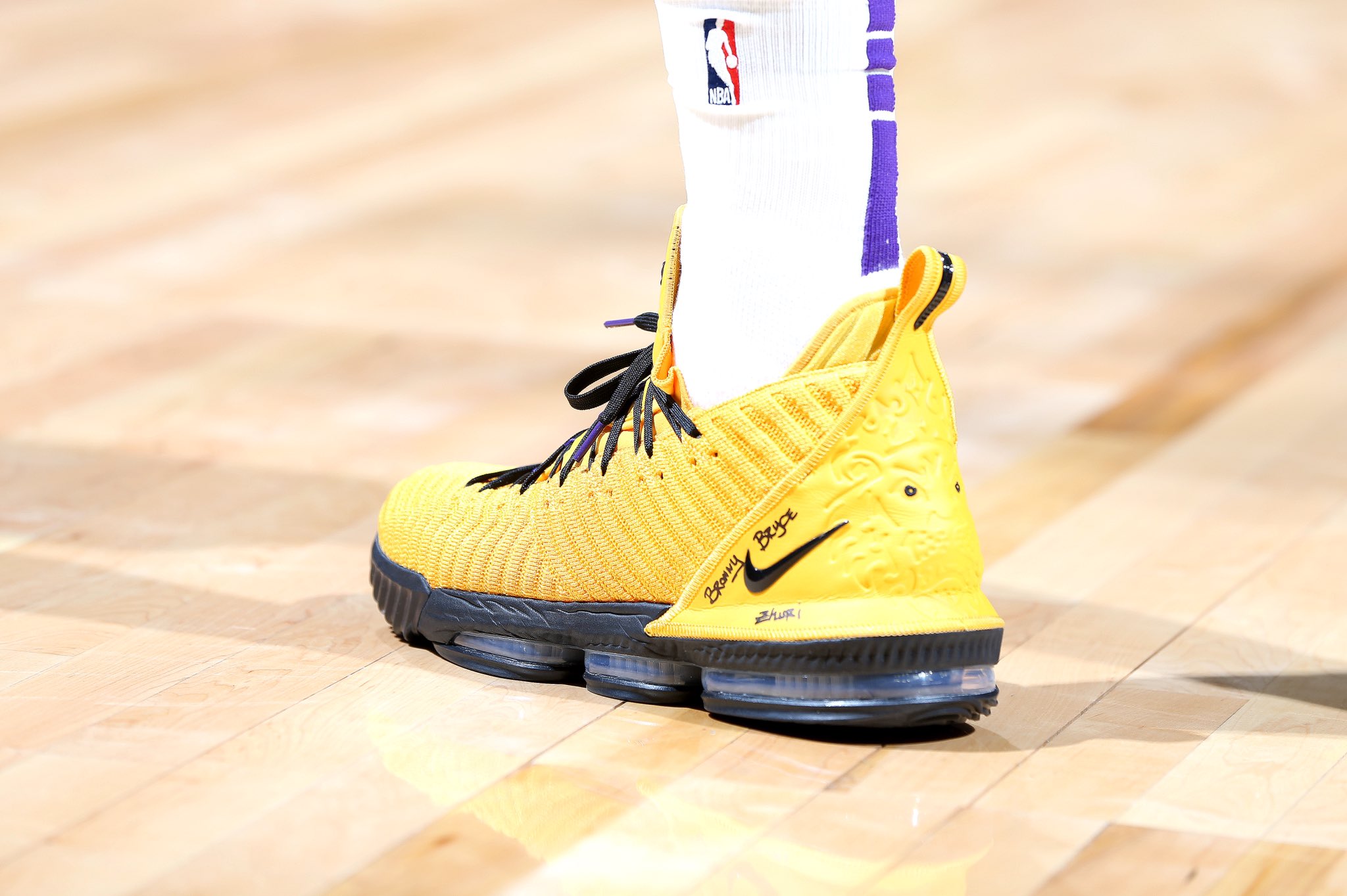 汤神回归穿的篮球鞋,汤神签约安踏前穿什么鞋