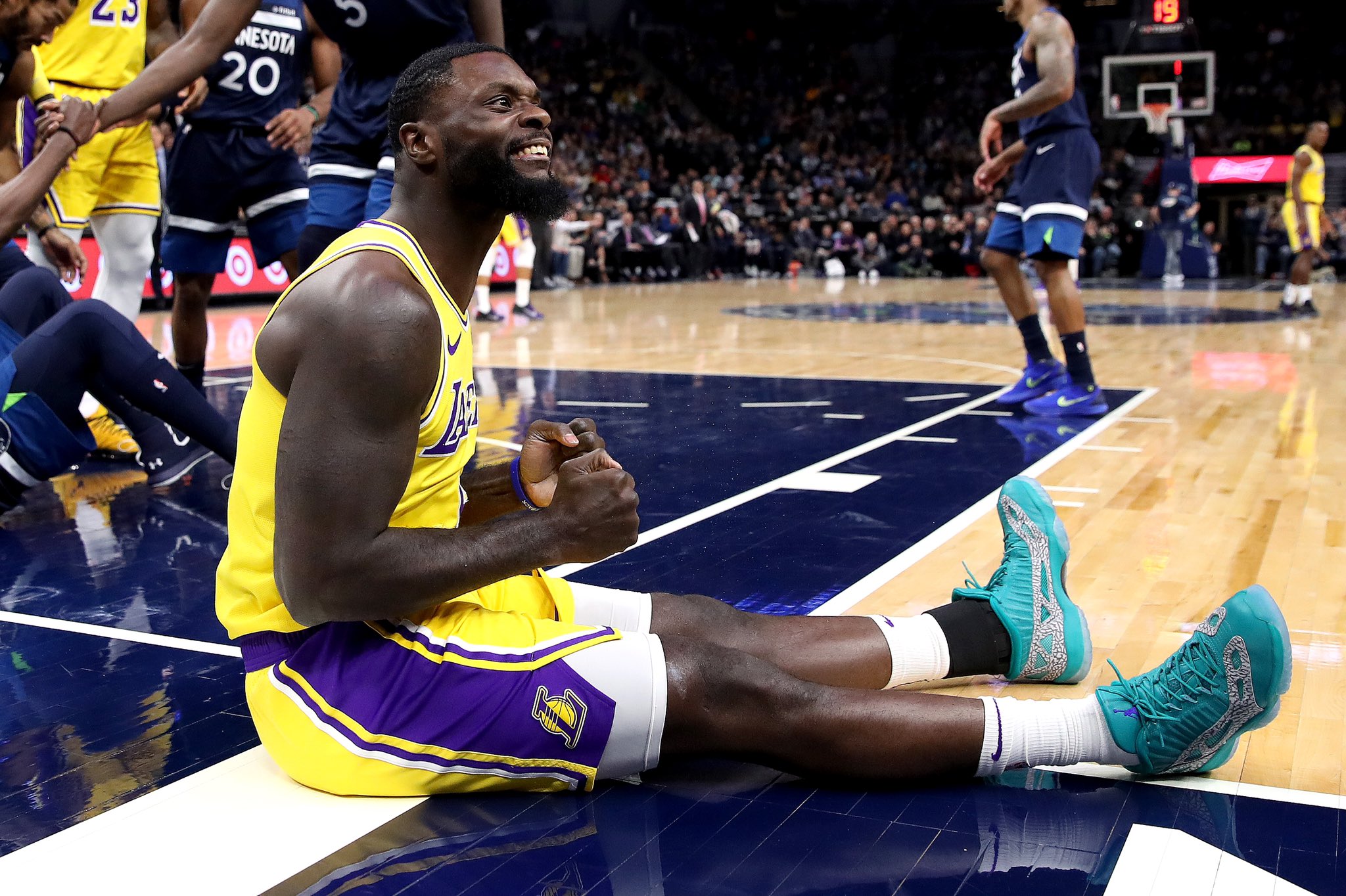 汤神回归穿的篮球鞋,汤神签约安踏前穿什么鞋