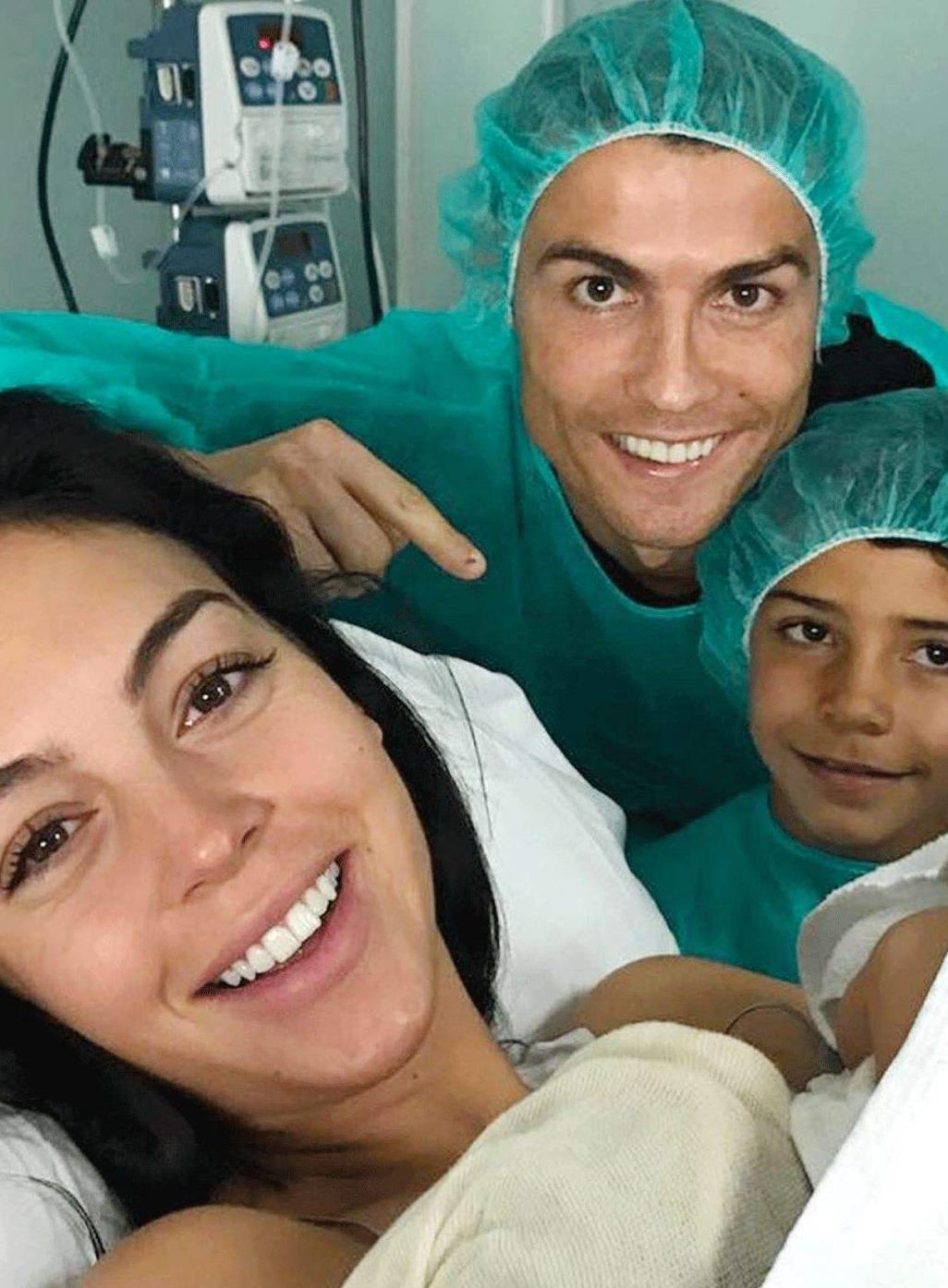 c罗女友晒与女儿游玩照,c罗女友在看台上秀身材