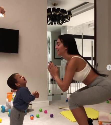 c罗和女友晒私人飞机照,c罗女友带4个孩子现身球场