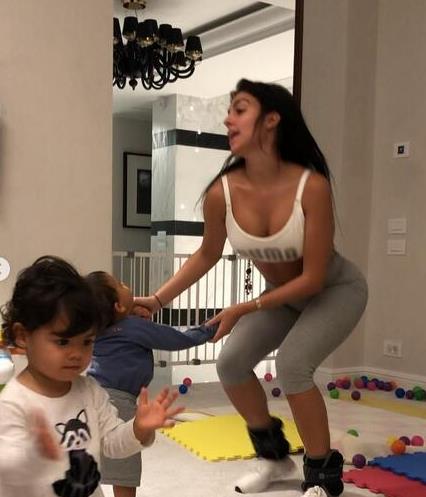 c罗女友晒与女儿游玩照,c罗女友在看台上秀身材