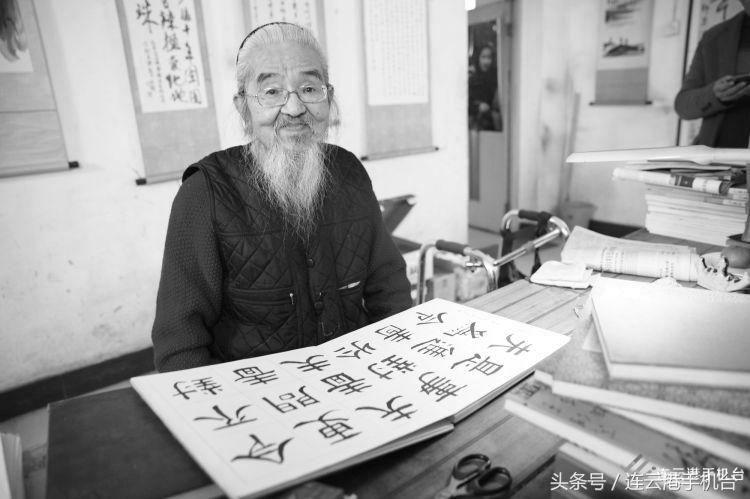 市民自发送别30位救火英雄,市民自发送别救人遇难者