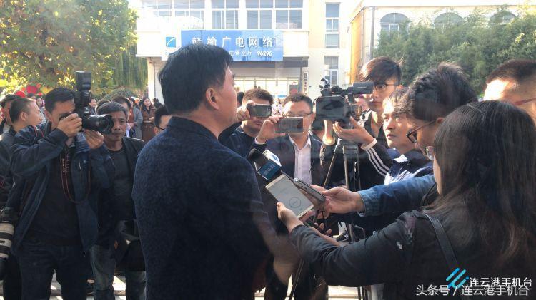 市民自发送别30位救火英雄,市民自发送别救人遇难者