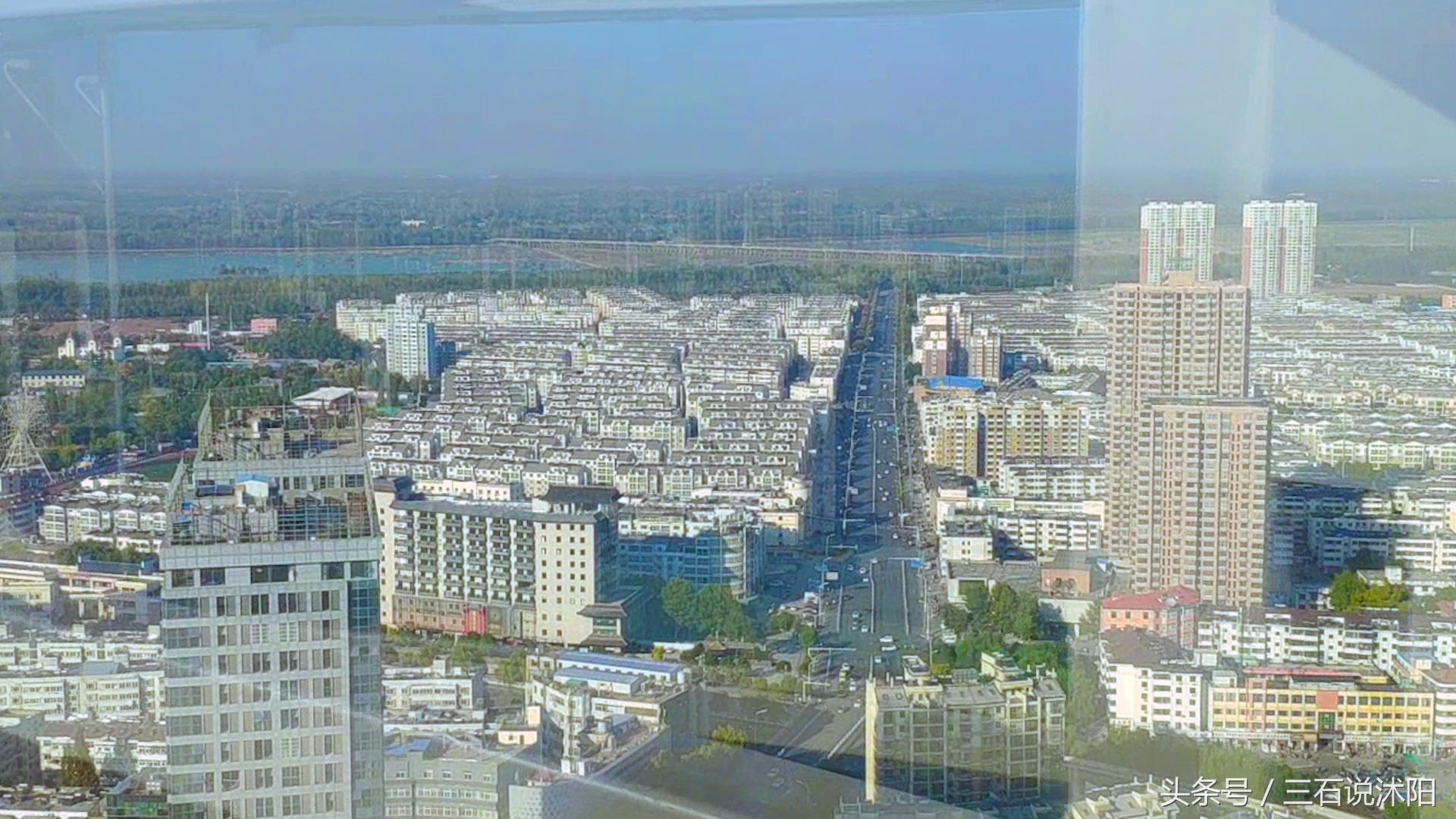 在沭阳高楼可以看见灌云的山,站在最高处看整个城市