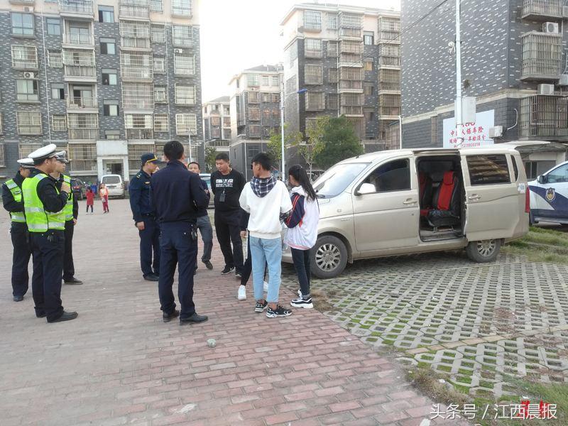 珠海莲塘黑车,学校旁边黑车超载