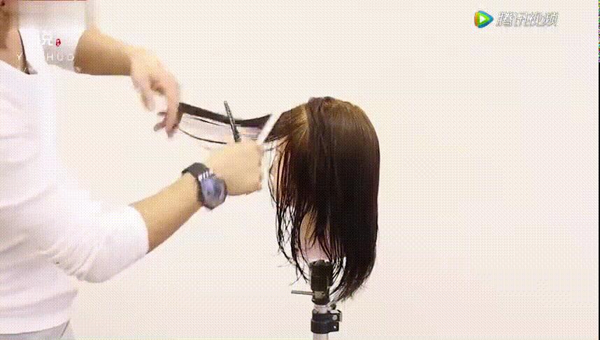 剪发时怎样才能快速弄干净碎发,零基础女士长碎发剪发教程