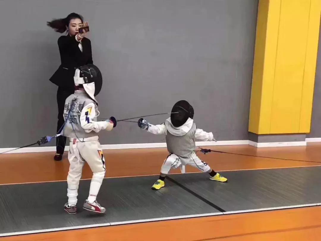 一线测评｜梦想孩子能够仗“剑”走天涯万国体育击剑运动实测