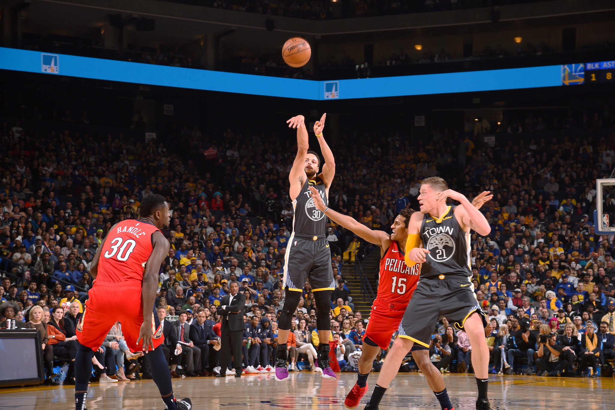 NBA今日球鞋精选：库里唐斯上脚万圣节特别款罗斯50分战靴诞生