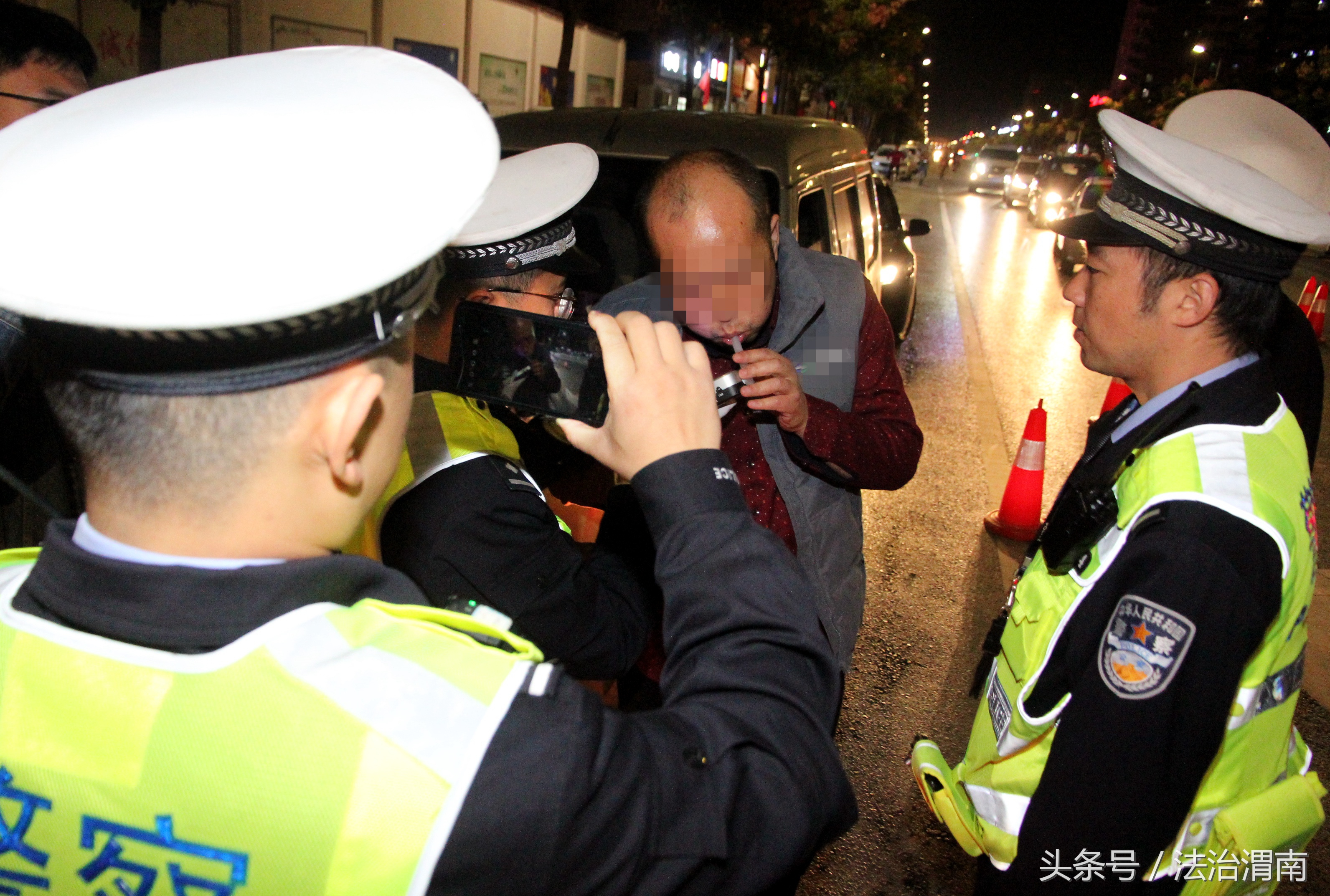 交警夜查酒驾安全出行拒绝侥幸,交警夜查酒驾等交通违法行为