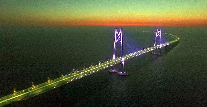 南岸这群人：在港珠澳大桥上铺路！铺成世界之最！