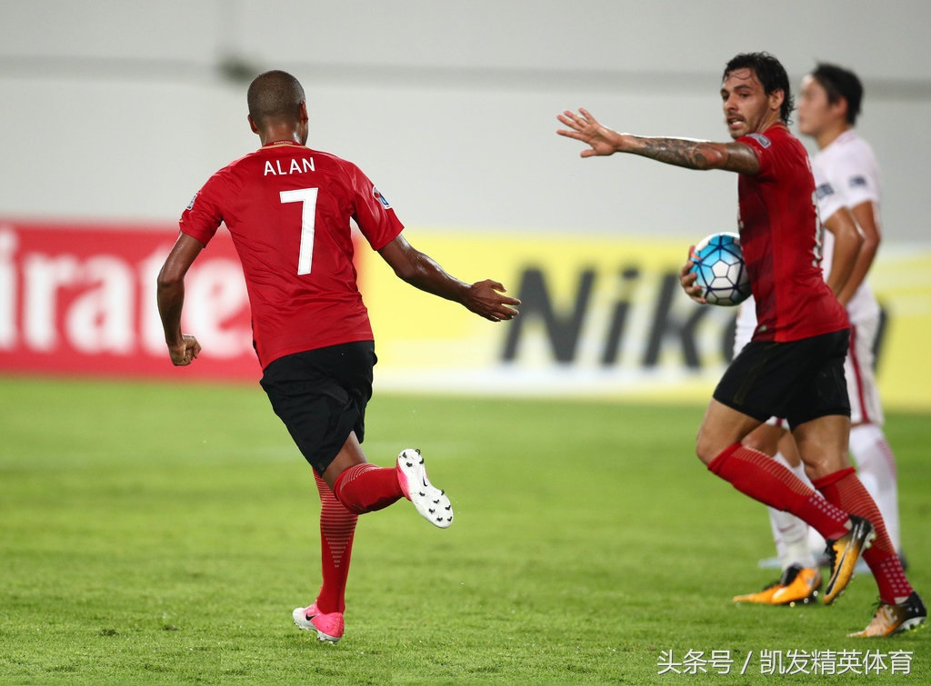 中超天王山之战上港面临战术抉择上赛季亚冠曾因保守险遭大逆转