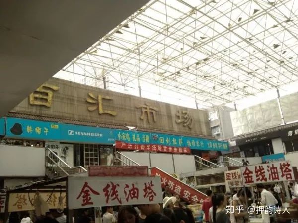 他是红花会的幕后“大管家”，音乐和生意做到了两开花