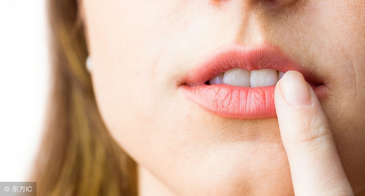 一招教你解决嘴唇干裂出血,有什么方法改善唇裂