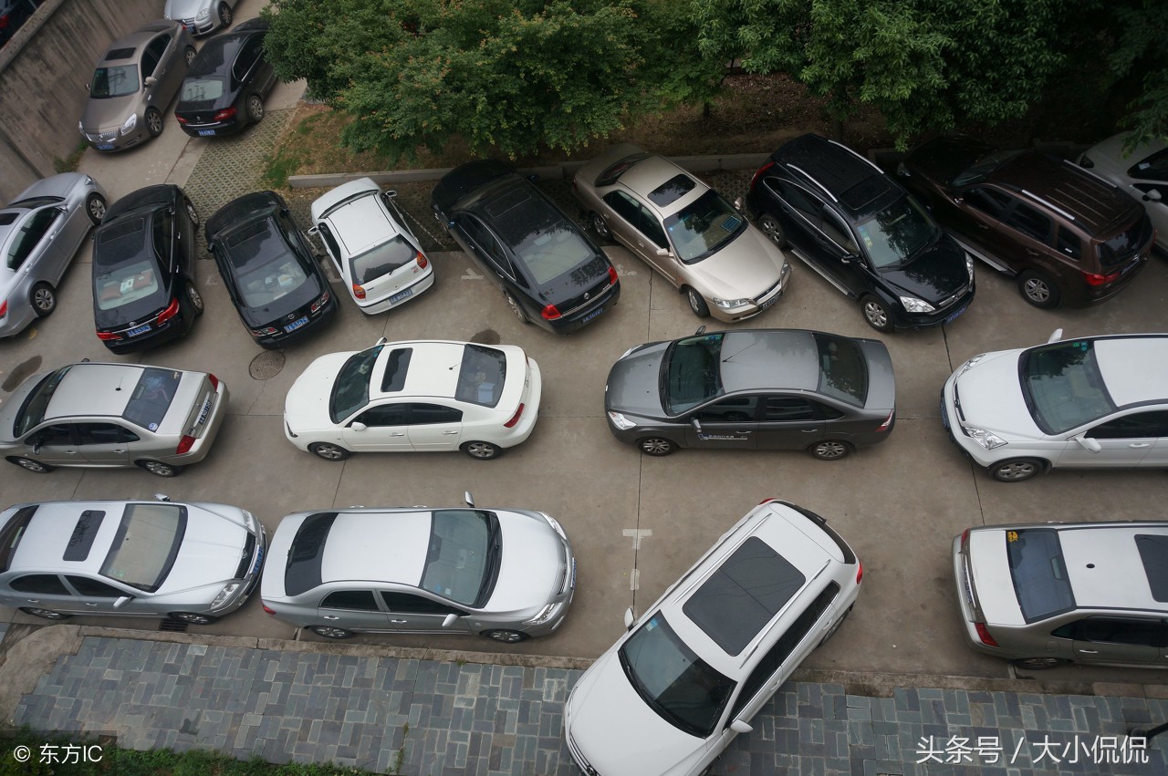 乱停车车子被撞开违法吗,合肥小区乱停车