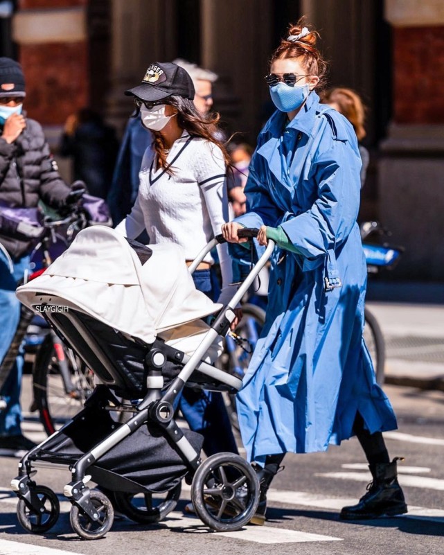 2021流行宝蓝色！超模Gigi一身蓝色搭配，自带爆炸时尚感