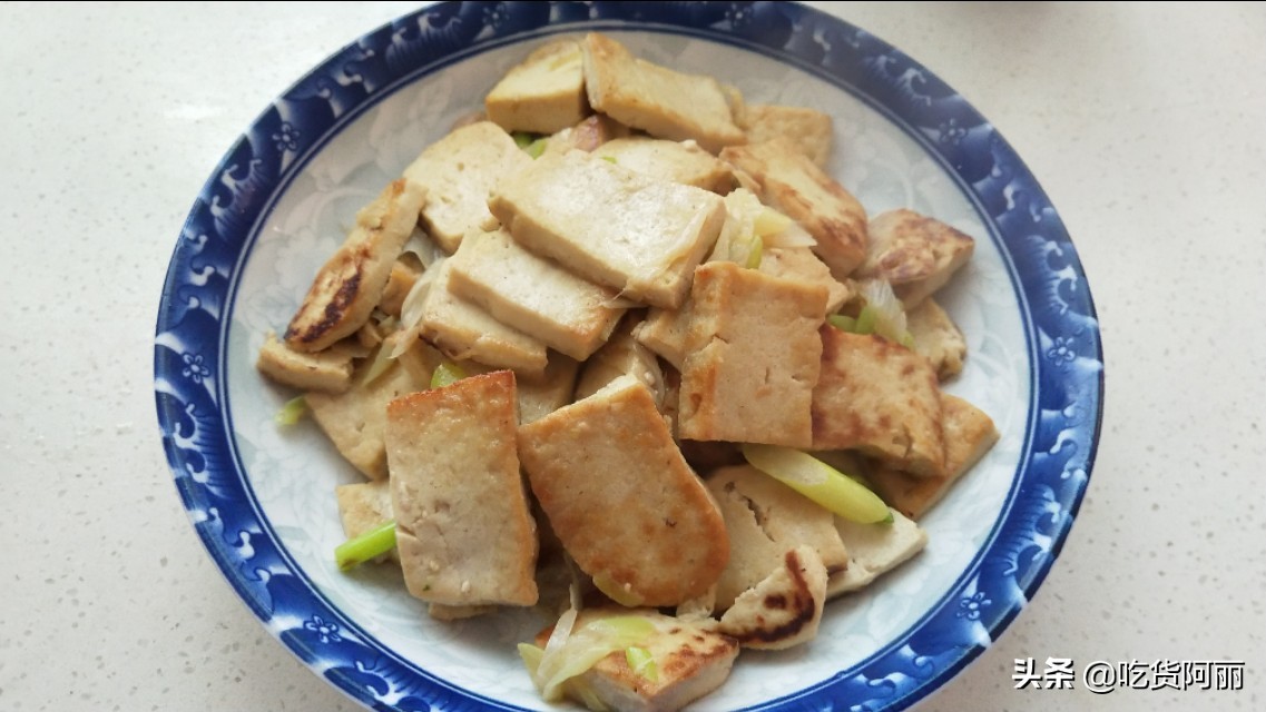 青椒炒豆腐家常做法非油炸,油炸肉炒豆腐的家常做法