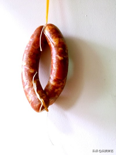 就地取材，用天然小肠灌出的香肠，再接受腊月洗礼，香辣到没朋友