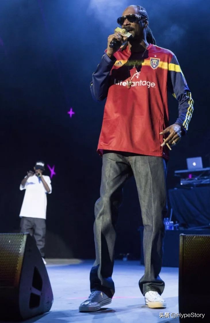 他是西海岸教父级的说唱歌手,也是足球圈最拽的球衣狂魔