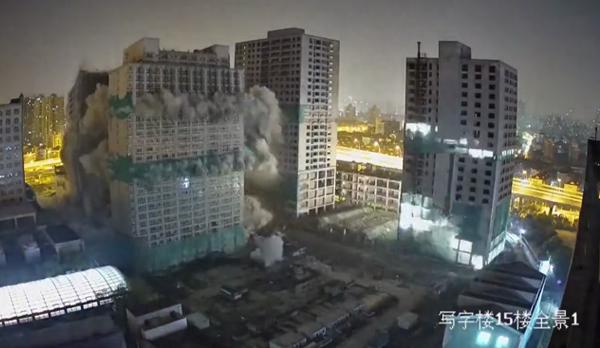 记者直击上海一烂尾楼实施爆破,上海爆破巨响