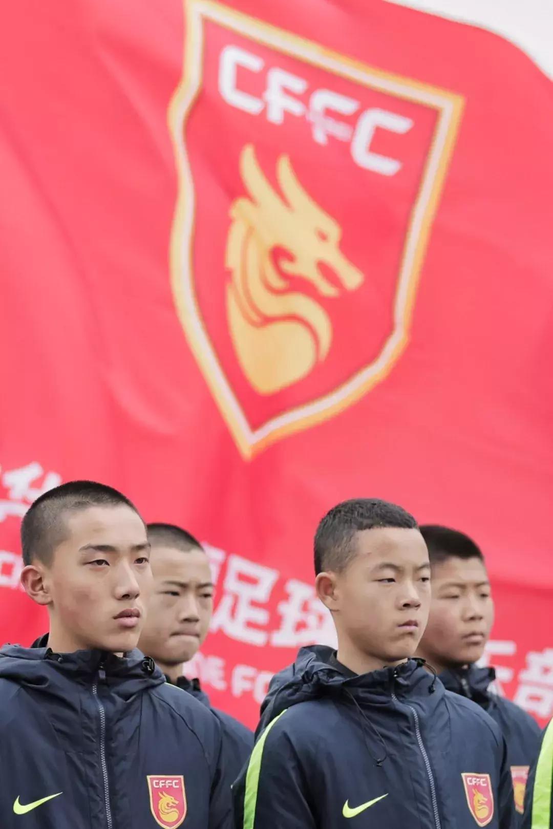 只5天时间就练出了感情——河北华夏梯队队员搂着教官依依不舍