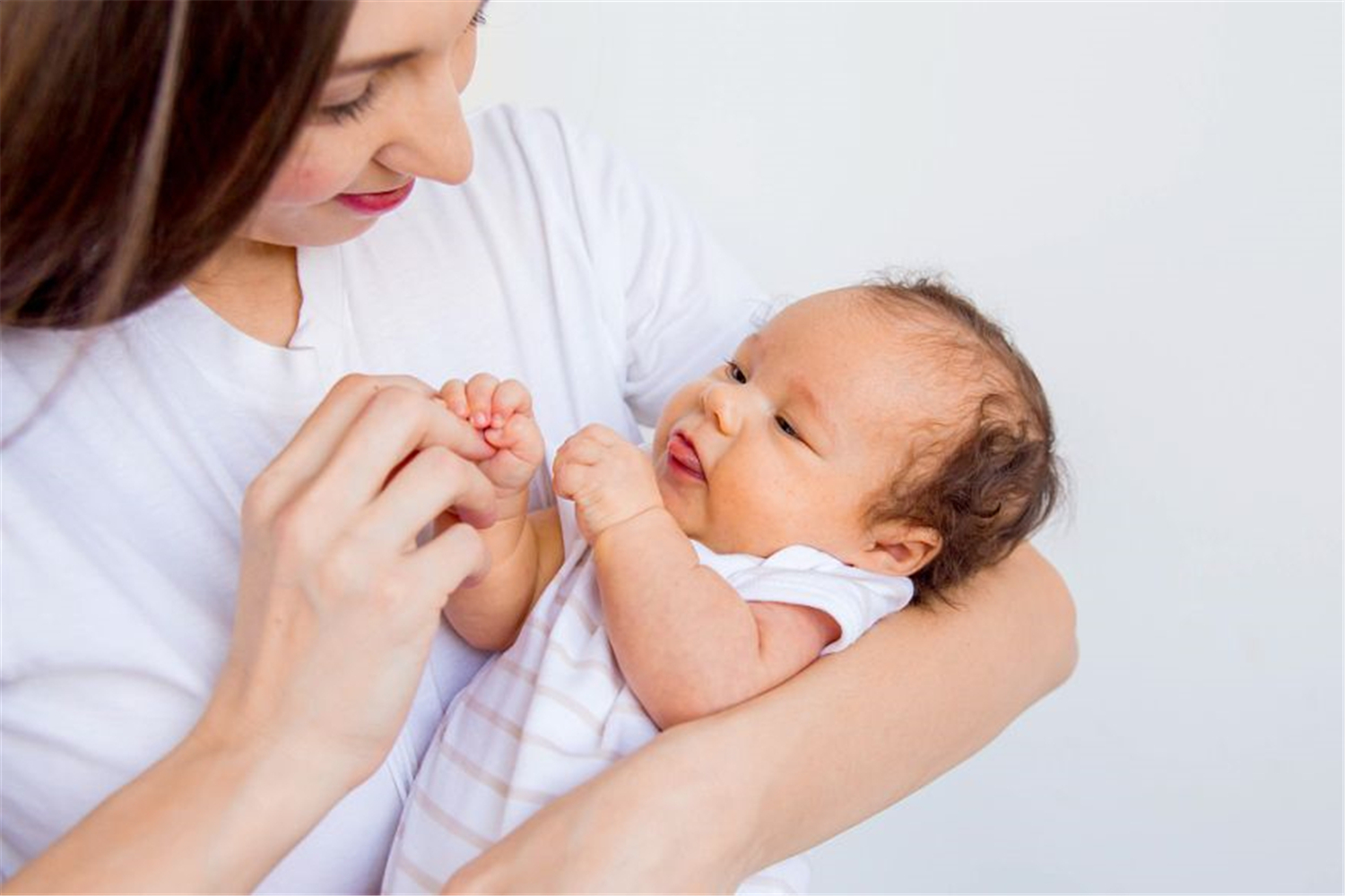 怎么知道摇晃婴儿导致智力低下,怎么知道摇晃宝宝有没有产生危害