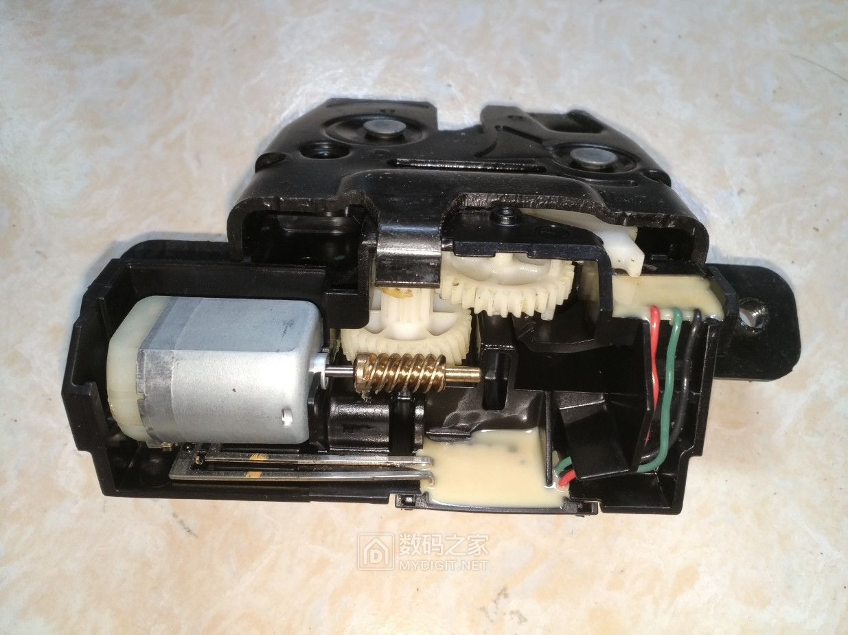 福特嘉年华后备箱锁打不开,福特嘉年华两厢后备箱锁应急开关