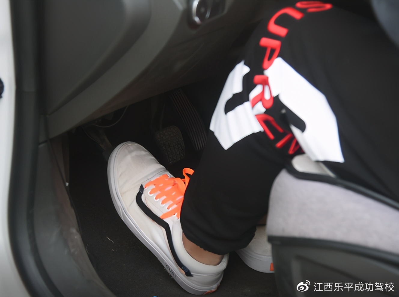 科二爬坡起步脚抖是怎么回事,科三一去考场就紧张手抖