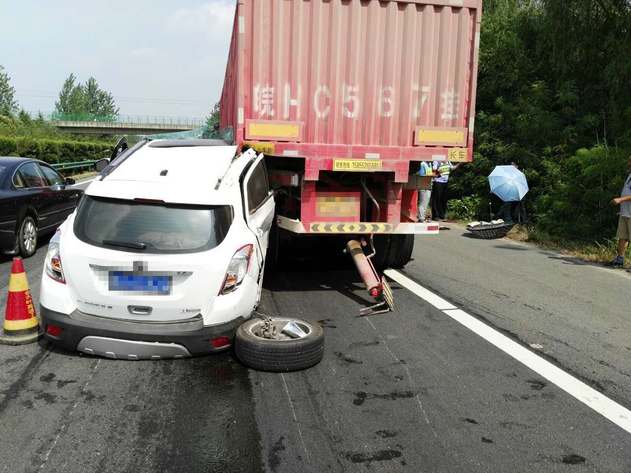 高速公路上追尾事故车谁的责任,高速公路停车后车追尾谁的责任