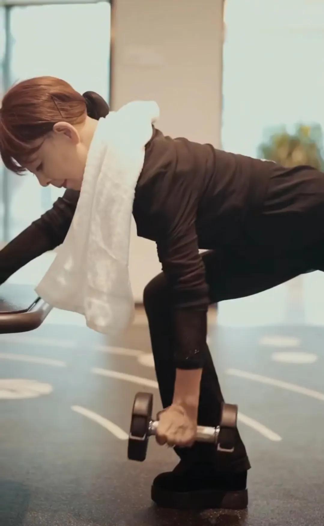 只穿高跟鞋的汪奶奶视频,只穿高跟鞋的汪奶奶多少岁