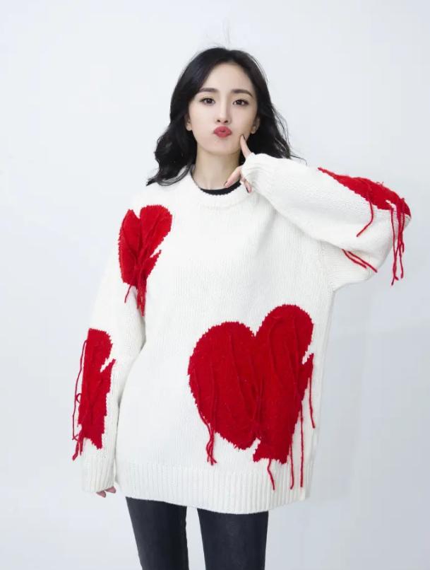 山花浪漫不及眉间一点朱砂，万千颜色都不如红色艳丽好穿搭