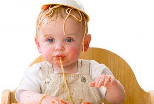 宝宝吃饭喜欢到处乱跑视频,宝宝吃饭坐不住总是跑怎么办