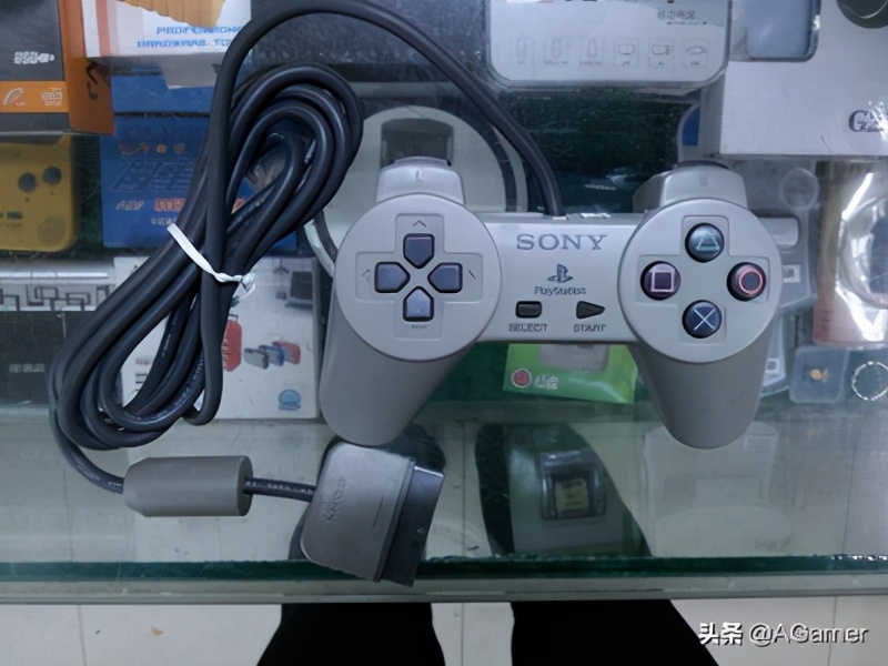 昏暗、破旧、嘈杂，却是老玩家的游戏天堂——被时代抛弃的包机房