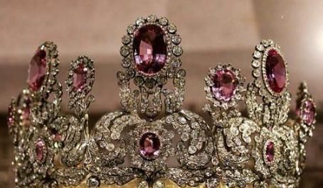 英国王室珠宝红宝石,英国皇室珠宝35克拉蓝宝石胸针