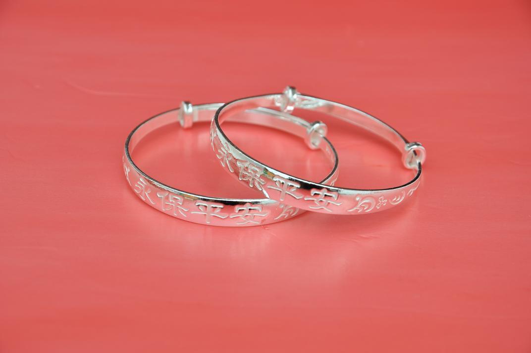 佩戴银饰品变黑是个人体质吗,农村戴银饰的好处