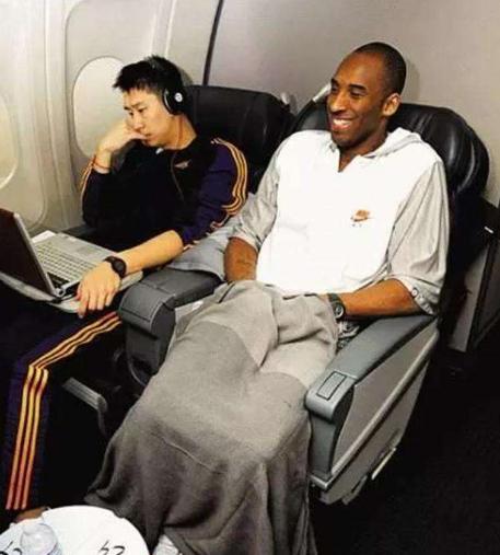 姚明和罗德曼,nba球星坐飞机吃饭