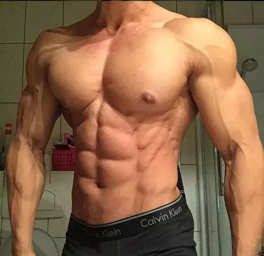 26岁健美冠军小腿静脉爆裂,22岁小伙健身过猛导致内脏撕裂